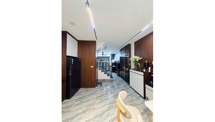 Bán nhà Nguyễn Văn Cừ, Long Biên 50m² x 5 tầng, phân lô, ô tô ở ngay. Dưới 10.9 tỷ